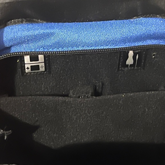 Super Mario Nintendo DS holding case - Picture 3 of 8